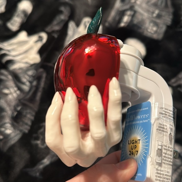 Bath & Body Works EVIL APPLE Nightlight Wallflower SKULL IN APPLE Plug HALLOWEEN - Picture 6 of 6